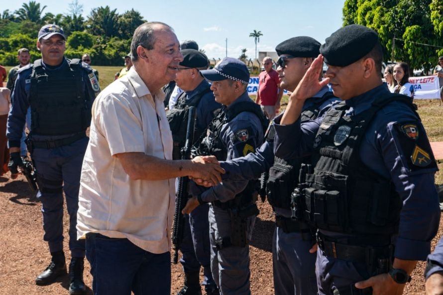 Omar e policiais